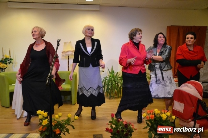 Zdjęcie w galerii na portalu naszraciborz.pl: Podwieczorek z piosenką, poezją i humorem - widowisko na zamku wiadomości z regionu