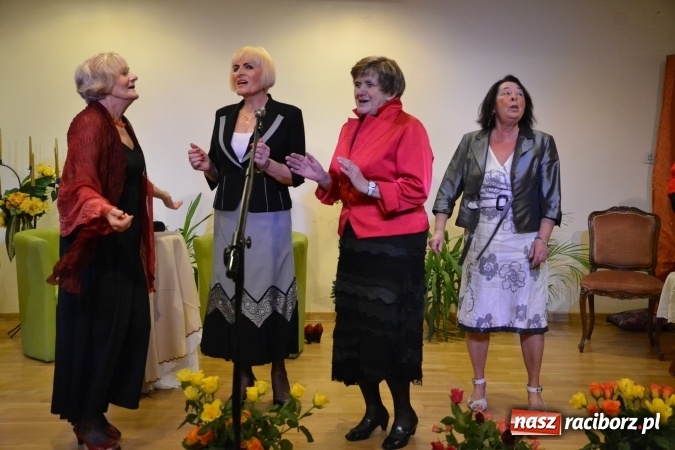 Zdjęcie w galerii na portalu naszraciborz.pl: Podwieczorek z piosenką, poezją i humorem - widowisko na zamku wiadomości z regionu