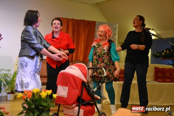 Zdjęcie w galerii na portalu naszraciborz.pl: Podwieczorek z piosenką, poezją i humorem - widowisko na zamku wiadomości z regionu