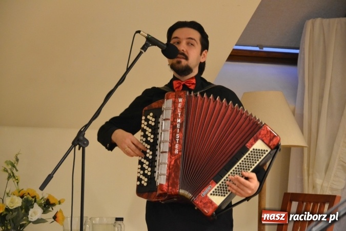 Zdjęcie w galerii na portalu naszraciborz.pl: Podwieczorek z piosenką, poezją i humorem - widowisko na zamku wiadomości z regionu