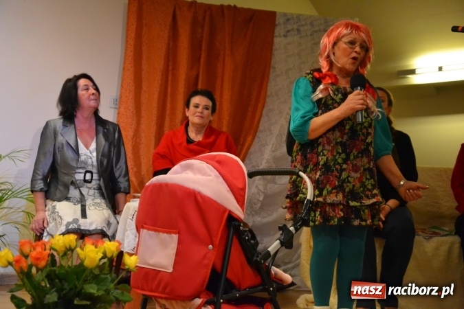 Zdjęcie w galerii na portalu naszraciborz.pl: Podwieczorek z piosenką, poezją i humorem - widowisko na zamku wiadomości z regionu