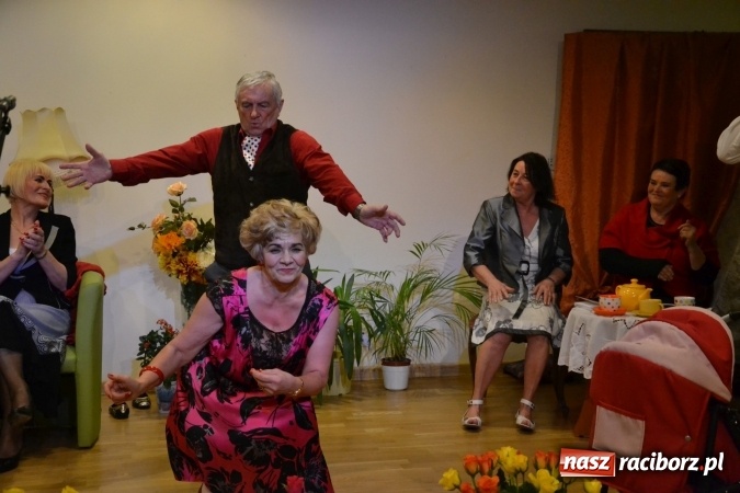 Zdjęcie w galerii na portalu naszraciborz.pl: Podwieczorek z piosenką, poezją i humorem - widowisko na zamku wiadomości z regionu