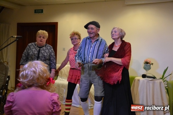 Zdjęcie w galerii na portalu naszraciborz.pl: Podwieczorek z piosenką, poezją i humorem - widowisko na zamku wiadomości z regionu