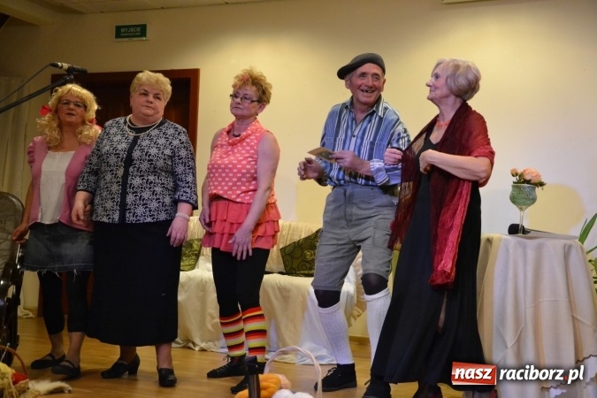 Zdjęcie w galerii na portalu naszraciborz.pl: Podwieczorek z piosenką, poezją i humorem - widowisko na zamku wiadomości z regionu