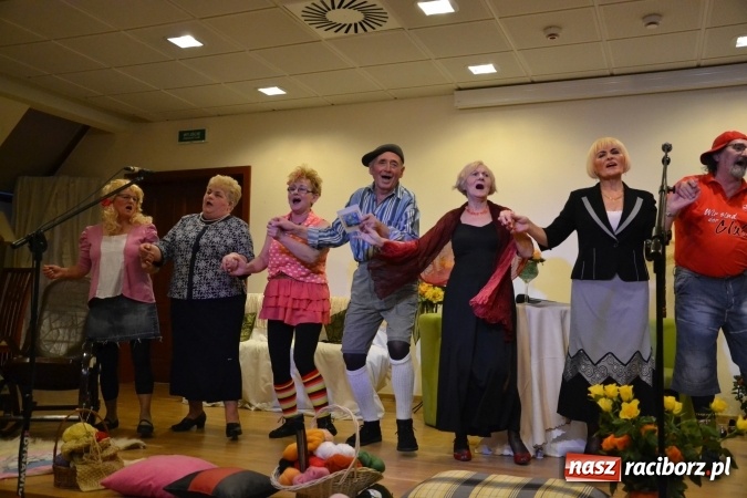 Zdjęcie w galerii na portalu naszraciborz.pl: Podwieczorek z piosenką, poezją i humorem - widowisko na zamku wiadomości z regionu