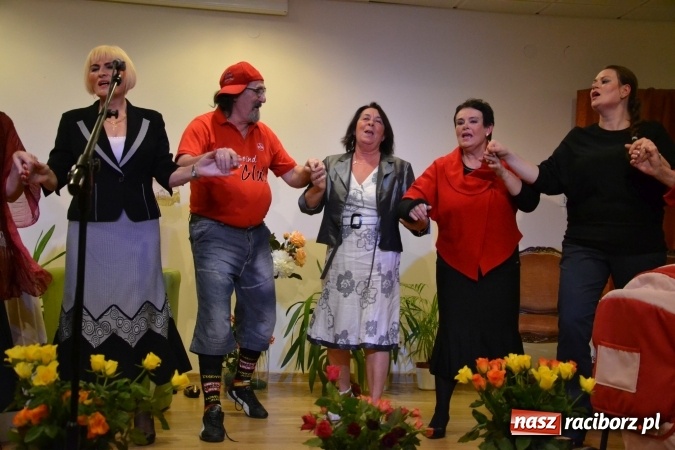 Zdjęcie w galerii na portalu naszraciborz.pl: Podwieczorek z piosenką, poezją i humorem - widowisko na zamku wiadomości z regionu