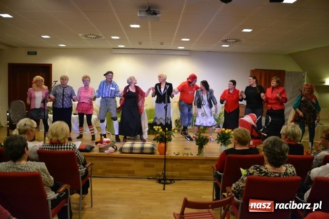 Zdjęcie w galerii na portalu naszraciborz.pl: Podwieczorek z piosenką, poezją i humorem - widowisko na zamku wiadomości z regionu