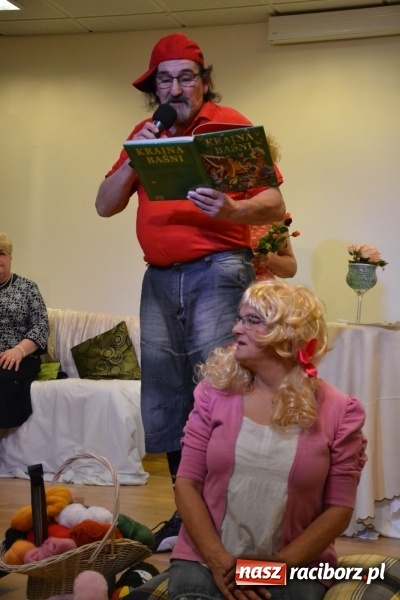 Zdjęcie w galerii na portalu naszraciborz.pl: Podwieczorek z piosenką, poezją i humorem - widowisko na zamku wiadomości z regionu