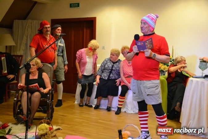 Zdjęcie w galerii na portalu naszraciborz.pl: Podwieczorek z piosenką, poezją i humorem - widowisko na zamku wiadomości z regionu