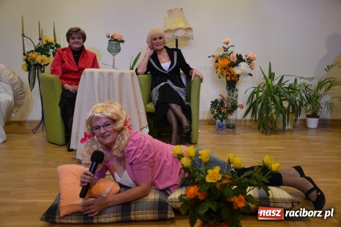 Zdjęcie w galerii na portalu naszraciborz.pl: Podwieczorek z piosenką, poezją i humorem - widowisko na zamku wiadomości z regionu