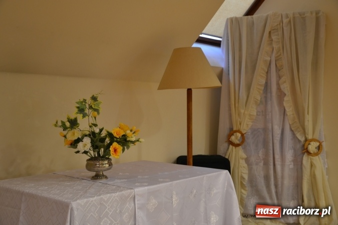 Zdjęcie w galerii na portalu naszraciborz.pl: Podwieczorek z piosenką, poezją i humorem - widowisko na zamku wiadomości z regionu