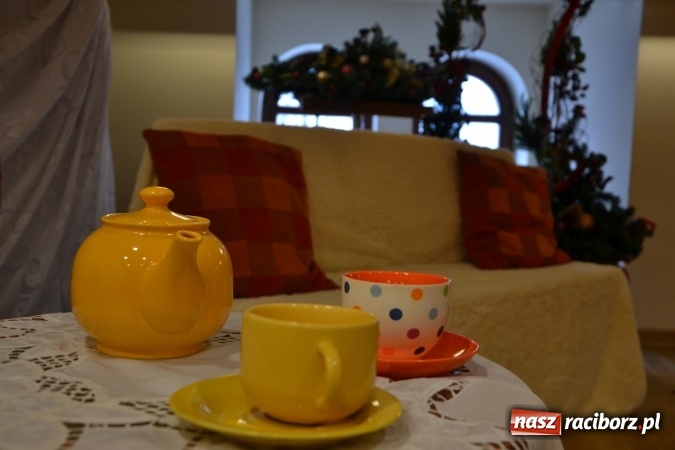 Zdjęcie w galerii na portalu naszraciborz.pl: Podwieczorek z piosenką, poezją i humorem - widowisko na zamku wiadomości z regionu