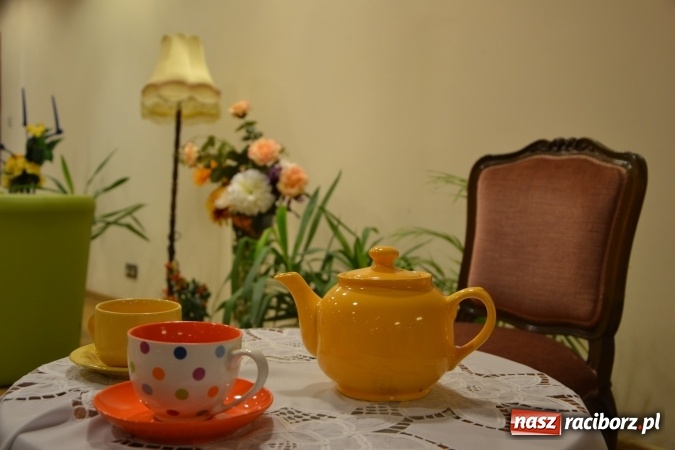 Zdjęcie w galerii na portalu naszraciborz.pl: Podwieczorek z piosenką, poezją i humorem - widowisko na zamku wiadomości z regionu