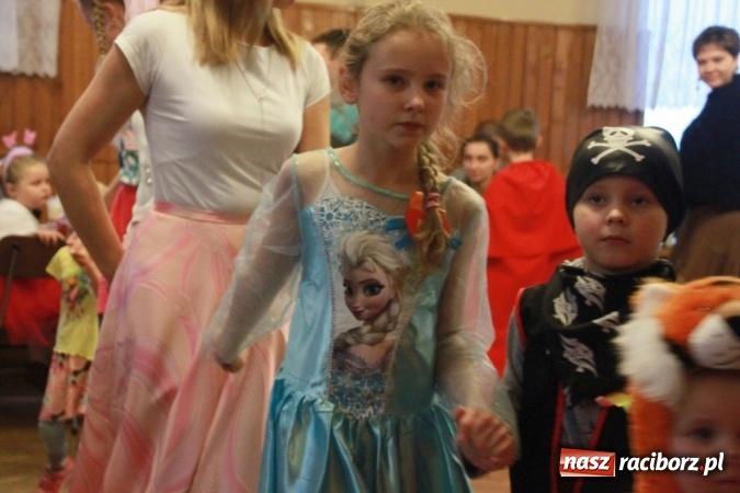 Zdjęcie w galerii na portalu naszraciborz.pl: ZSP Wojnowice szaleje na balu przebierańc&oacute;w wiadomości z regionu