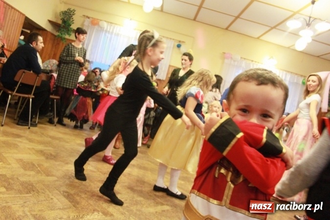 Zdjęcie w galerii na portalu naszraciborz.pl: ZSP Wojnowice szaleje na balu przebierańc&oacute;w wiadomości z regionu