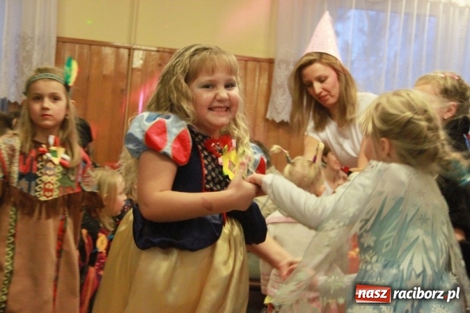 Zdjęcie w galerii na portalu naszraciborz.pl: ZSP Wojnowice szaleje na balu przebierańc&oacute;w wiadomości z regionu
