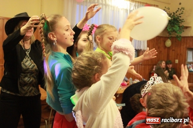 Zdjęcie w galerii na portalu naszraciborz.pl: ZSP Wojnowice szaleje na balu przebierańc&oacute;w wiadomości z regionu