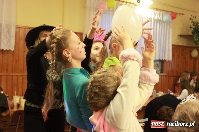 Zdjęcie w galerii na portalu naszraciborz.pl: ZSP Wojnowice szaleje na balu przebierańc&oacute;w wiadomości z regionu