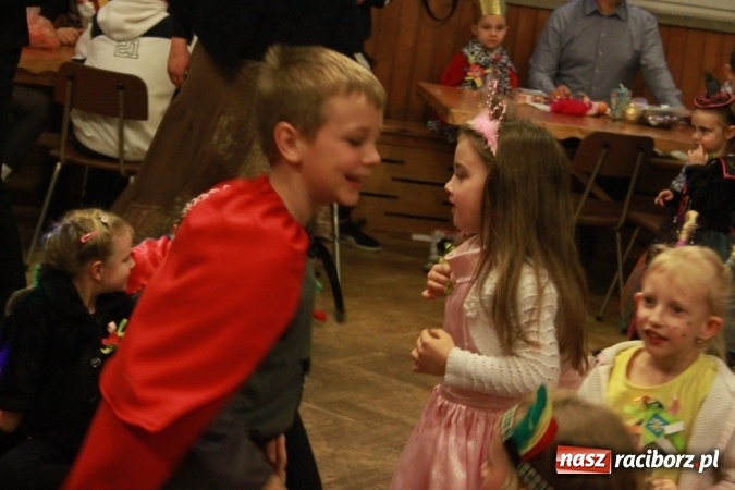 Zdjęcie w galerii na portalu naszraciborz.pl: ZSP Wojnowice szaleje na balu przebierańc&oacute;w wiadomości z regionu