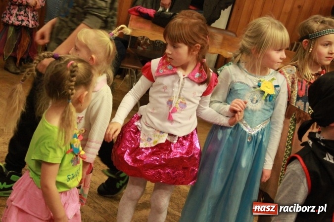 Zdjęcie w galerii na portalu naszraciborz.pl: ZSP Wojnowice szaleje na balu przebierańc&oacute;w wiadomości z regionu