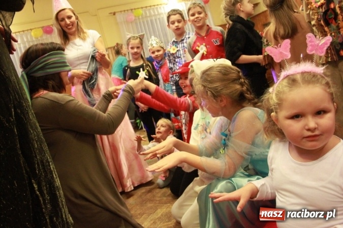 Zdjęcie w galerii na portalu naszraciborz.pl: ZSP Wojnowice szaleje na balu przebierańc&oacute;w wiadomości z regionu