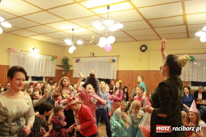 Zdjęcie w galerii na portalu naszraciborz.pl: ZSP Wojnowice szaleje na balu przebierańc&oacute;w wiadomości z regionu