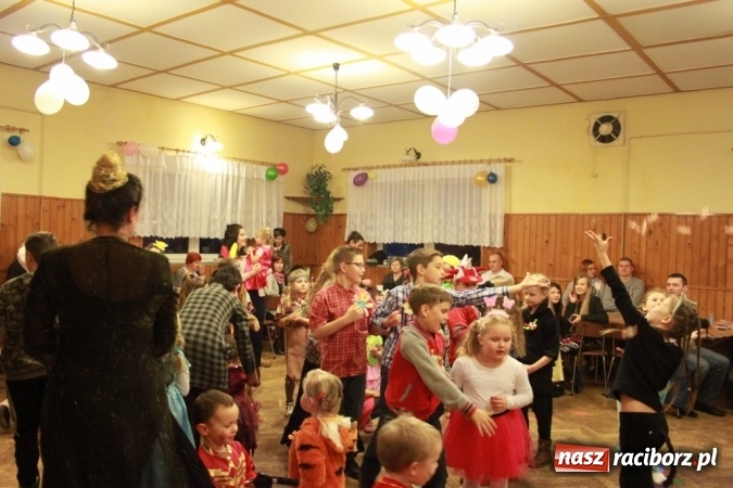 Zdjęcie w galerii na portalu naszraciborz.pl: ZSP Wojnowice szaleje na balu przebierańc&oacute;w wiadomości z regionu