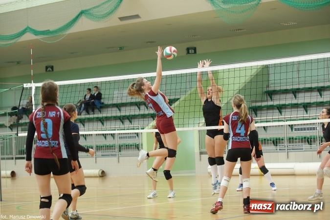 Zdjęcie w galerii na portalu naszraciborz.pl: Dziewczęta z ZSOMS najlepsze w rozgrywkach miejskich w siatkówce wiadomości z regionu