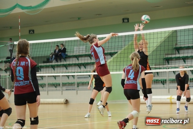 Zdjęcie w galerii na portalu naszraciborz.pl: Dziewczęta z ZSOMS najlepsze w rozgrywkach miejskich w siatkówce wiadomości z regionu