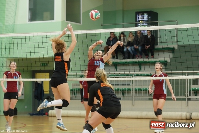 Zdjęcie w galerii na portalu naszraciborz.pl: Dziewczęta z ZSOMS najlepsze w rozgrywkach miejskich w siatkówce wiadomości z regionu