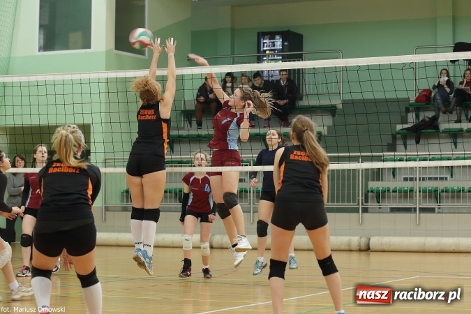 Zdjęcie w galerii na portalu naszraciborz.pl: Dziewczęta z ZSOMS najlepsze w rozgrywkach miejskich w siatkówce wiadomości z regionu