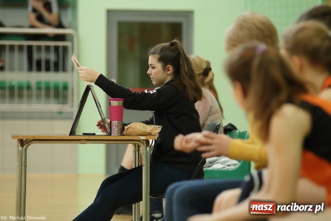 Zdjęcie w galerii na portalu naszraciborz.pl: Dziewczęta z ZSOMS najlepsze w rozgrywkach miejskich w siatkówce wiadomości z regionu