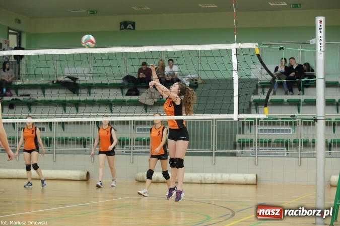 Zdjęcie w galerii na portalu naszraciborz.pl: Dziewczęta z ZSOMS najlepsze w rozgrywkach miejskich w siatkówce wiadomości z regionu