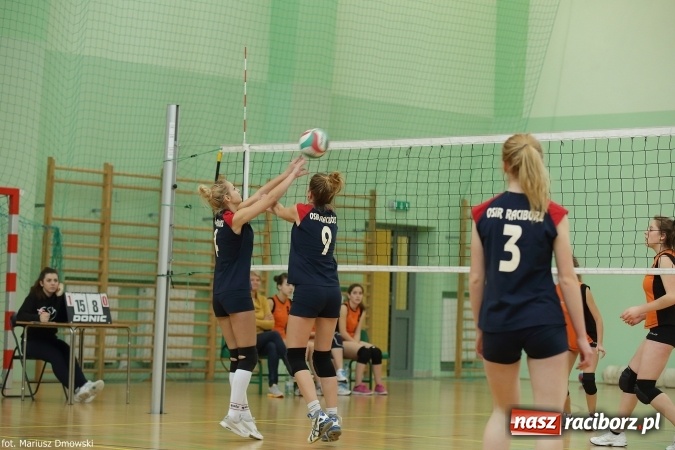 Zdjęcie w galerii na portalu naszraciborz.pl: Dziewczęta z ZSOMS najlepsze w rozgrywkach miejskich w siatkówce wiadomości z regionu