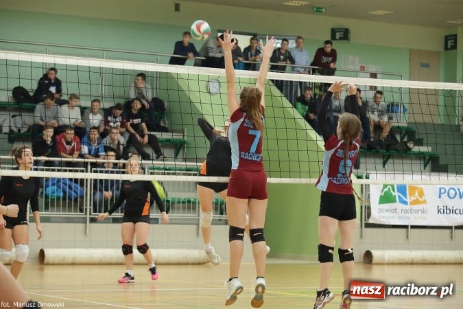 Zdjęcie w galerii na portalu naszraciborz.pl: Dziewczęta z ZSOMS najlepsze w rozgrywkach miejskich w siatkówce wiadomości z regionu