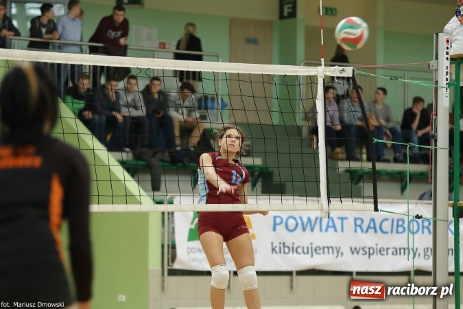 Zdjęcie w galerii na portalu naszraciborz.pl: Dziewczęta z ZSOMS najlepsze w rozgrywkach miejskich w siatkówce wiadomości z regionu
