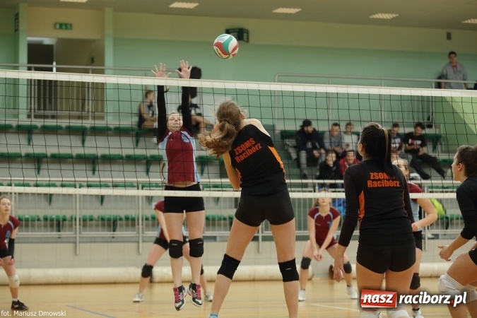 Zdjęcie w galerii na portalu naszraciborz.pl: Dziewczęta z ZSOMS najlepsze w rozgrywkach miejskich w siatkówce wiadomości z regionu