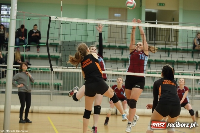 Zdjęcie w galerii na portalu naszraciborz.pl: Dziewczęta z ZSOMS najlepsze w rozgrywkach miejskich w siatkówce wiadomości z regionu