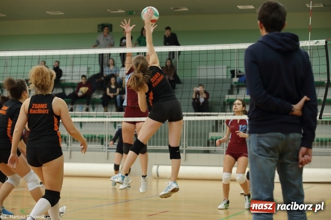 Zdjęcie w galerii na portalu naszraciborz.pl: Dziewczęta z ZSOMS najlepsze w rozgrywkach miejskich w siatkówce wiadomości z regionu