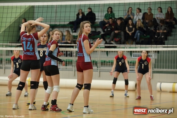 Zdjęcie w galerii na portalu naszraciborz.pl: Dziewczęta z ZSOMS najlepsze w rozgrywkach miejskich w siatkówce wiadomości z regionu