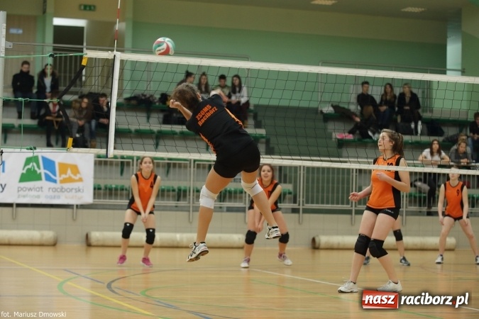 Zdjęcie w galerii na portalu naszraciborz.pl: Dziewczęta z ZSOMS najlepsze w rozgrywkach miejskich w siatkówce wiadomości z regionu