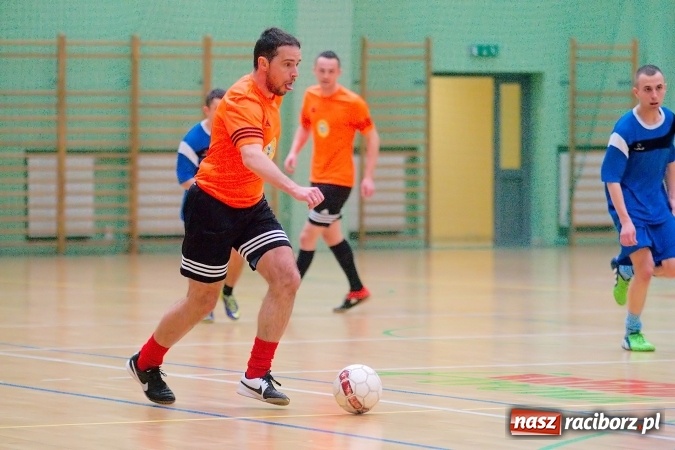 Zdjęcie w galerii na portalu naszraciborz.pl: Poniedziałek z Halową Ligą Piłki Nożnej. Pata Cabra Team bez punktów. Udana pogoń AMJ Dach-Mig zakończona spadkiem do II ligi wiadomości z regionu