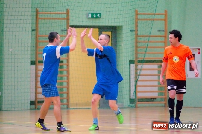 Zdjęcie w galerii na portalu naszraciborz.pl: Poniedziałek z Halową Ligą Piłki Nożnej. Pata Cabra Team bez punktów. Udana pogoń AMJ Dach-Mig zakończona spadkiem do II ligi wiadomości z regionu