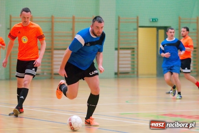Zdjęcie w galerii na portalu naszraciborz.pl: Poniedziałek z Halową Ligą Piłki Nożnej. Pata Cabra Team bez punktów. Udana pogoń AMJ Dach-Mig zakończona spadkiem do II ligi wiadomości z regionu