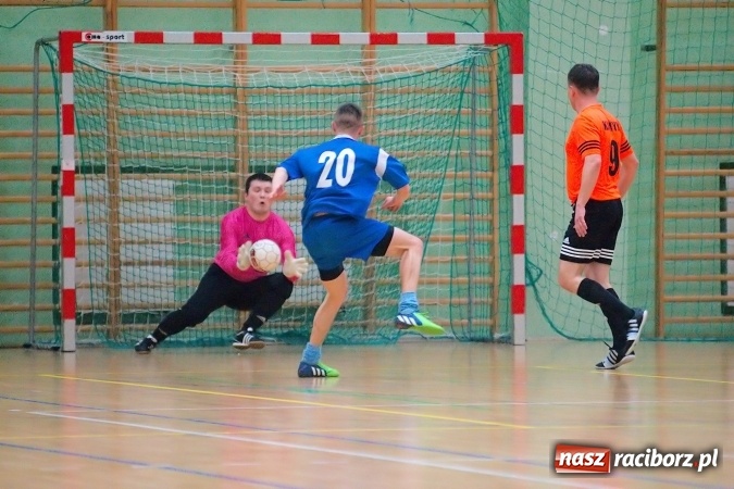 Zdjęcie w galerii na portalu naszraciborz.pl: Poniedziałek z Halową Ligą Piłki Nożnej. Pata Cabra Team bez punktów. Udana pogoń AMJ Dach-Mig zakończona spadkiem do II ligi wiadomości z regionu