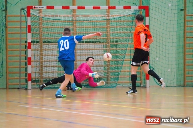 Zdjęcie w galerii na portalu naszraciborz.pl: Poniedziałek z Halową Ligą Piłki Nożnej. Pata Cabra Team bez punktów. Udana pogoń AMJ Dach-Mig zakończona spadkiem do II ligi wiadomości z regionu