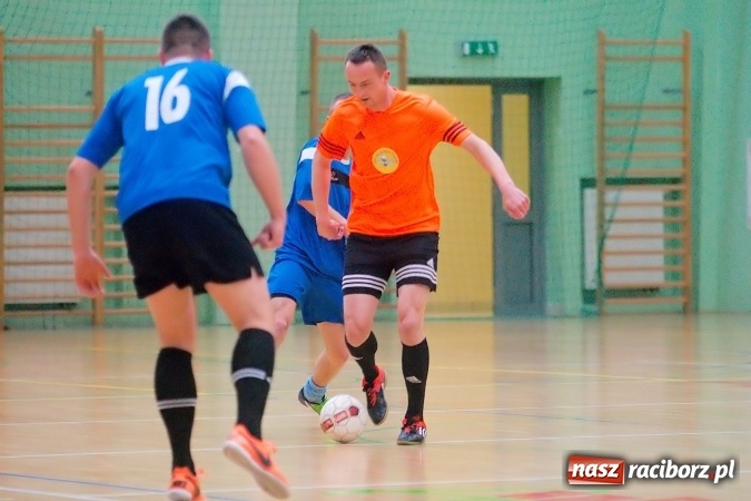 Zdjęcie w galerii na portalu naszraciborz.pl: Poniedziałek z Halową Ligą Piłki Nożnej. Pata Cabra Team bez punktów. Udana pogoń AMJ Dach-Mig zakończona spadkiem do II ligi wiadomości z regionu