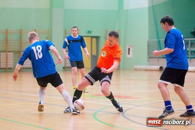 Zdjęcie w galerii na portalu naszraciborz.pl: Poniedziałek z Halową Ligą Piłki Nożnej. Pata Cabra Team bez punktów. Udana pogoń AMJ Dach-Mig zakończona spadkiem do II ligi wiadomości z regionu