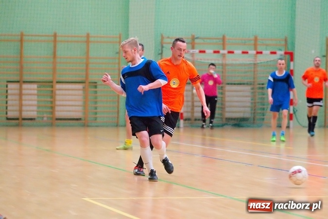 Zdjęcie w galerii na portalu naszraciborz.pl: Poniedziałek z Halową Ligą Piłki Nożnej. Pata Cabra Team bez punktów. Udana pogoń AMJ Dach-Mig zakończona spadkiem do II ligi wiadomości z regionu