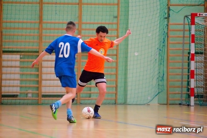 Zdjęcie w galerii na portalu naszraciborz.pl: Poniedziałek z Halową Ligą Piłki Nożnej. Pata Cabra Team bez punktów. Udana pogoń AMJ Dach-Mig zakończona spadkiem do II ligi wiadomości z regionu